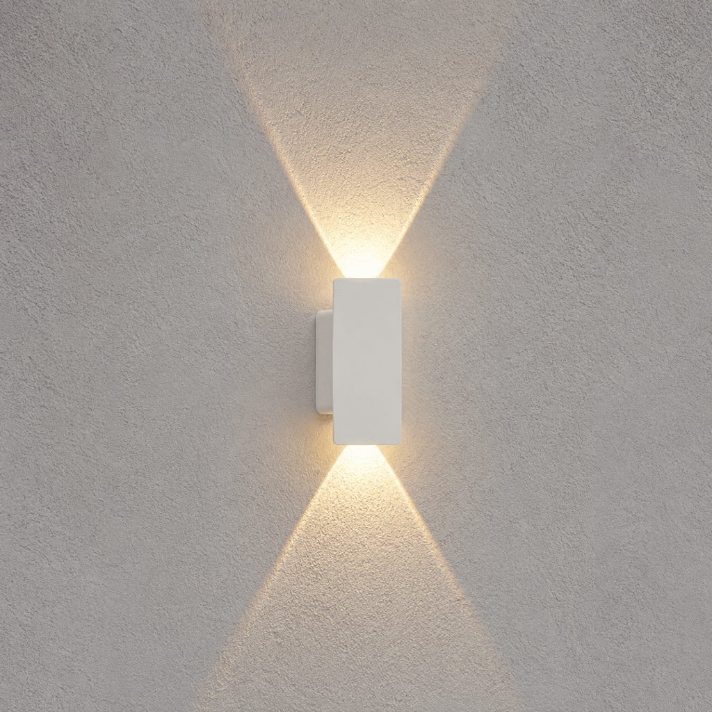 Moderne rektangulær LED-vegglampe — slank profil med lys oppover og nedover