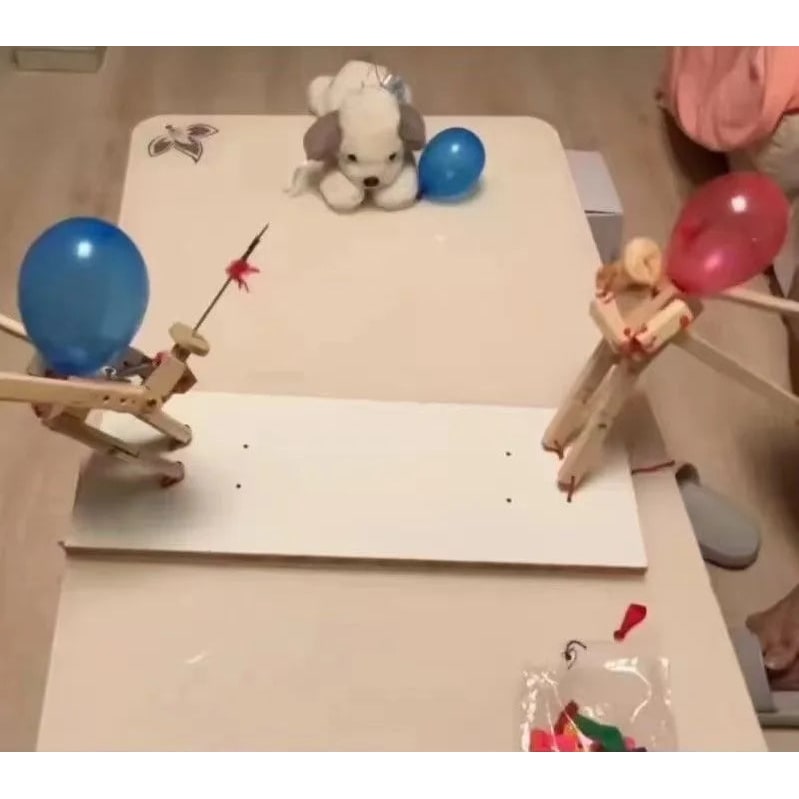 משחק קרב בלוני עץ עם גידור ולוחמי בובות