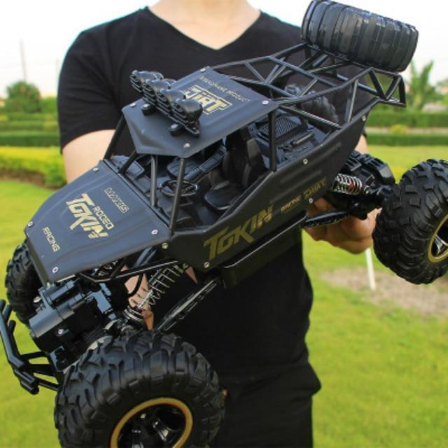 Monster truck fuoristrada radiocomandato 4x4, sospensioni ammortizzanti, ampia portata