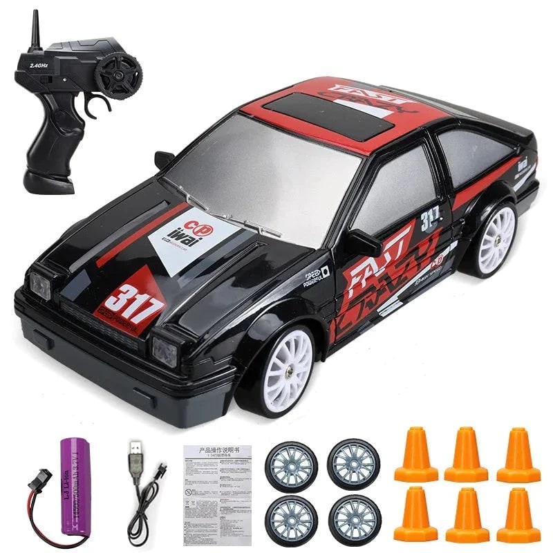 Mini carro RC de drift recarregável, comando tipo pistola, faróis LED, rodas suplentes e cones