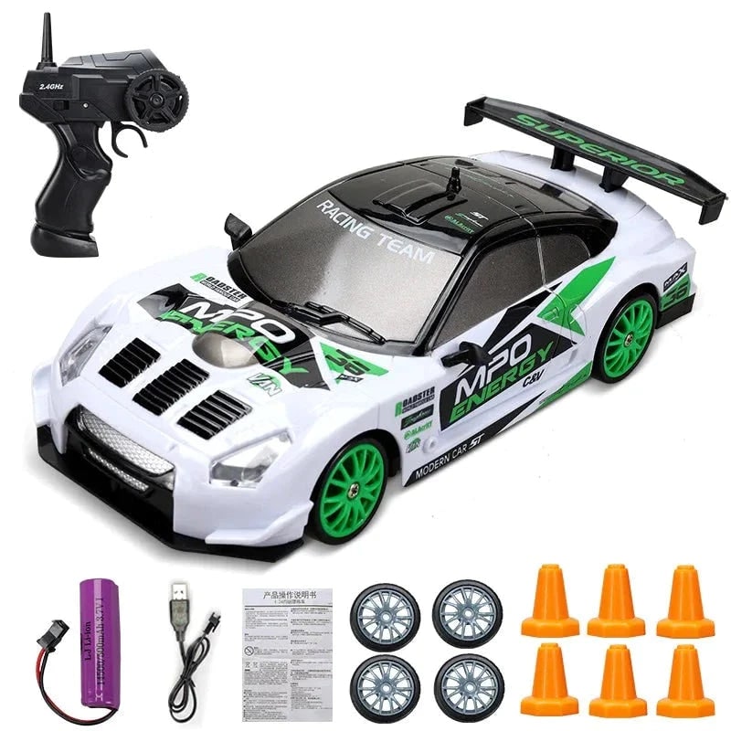 Mini carro RC de drift recarregável, comando tipo pistola, faróis LED, rodas suplentes e cones