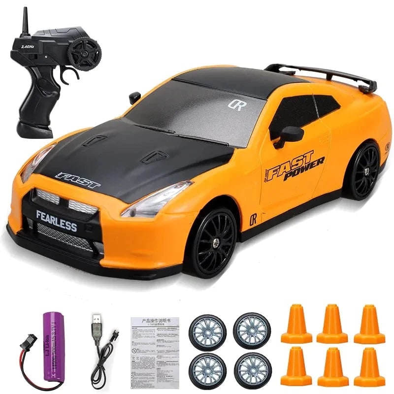 Mini carro RC de drift recarregável, comando tipo pistola, faróis LED, rodas suplentes e cones