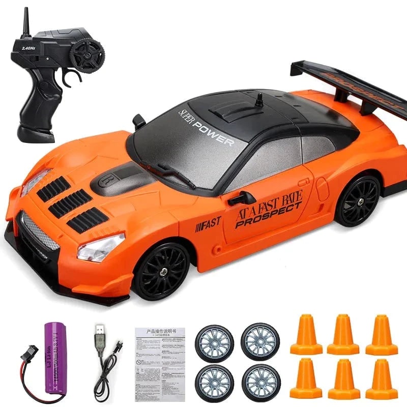Mini carro RC de drift recarregável, comando tipo pistola, faróis LED, rodas suplentes e cones