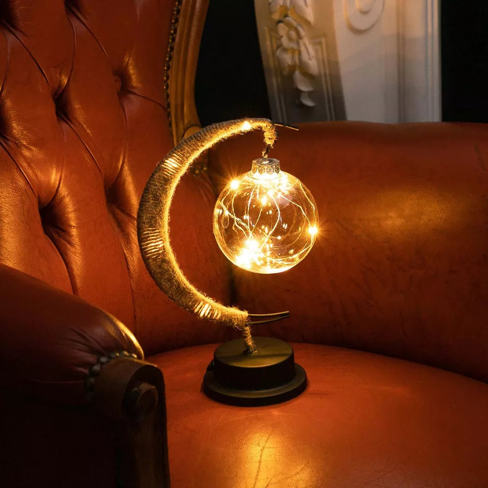 Dekorativ bordlampe med stemningsfuldt måneskær og blødt, lysende design