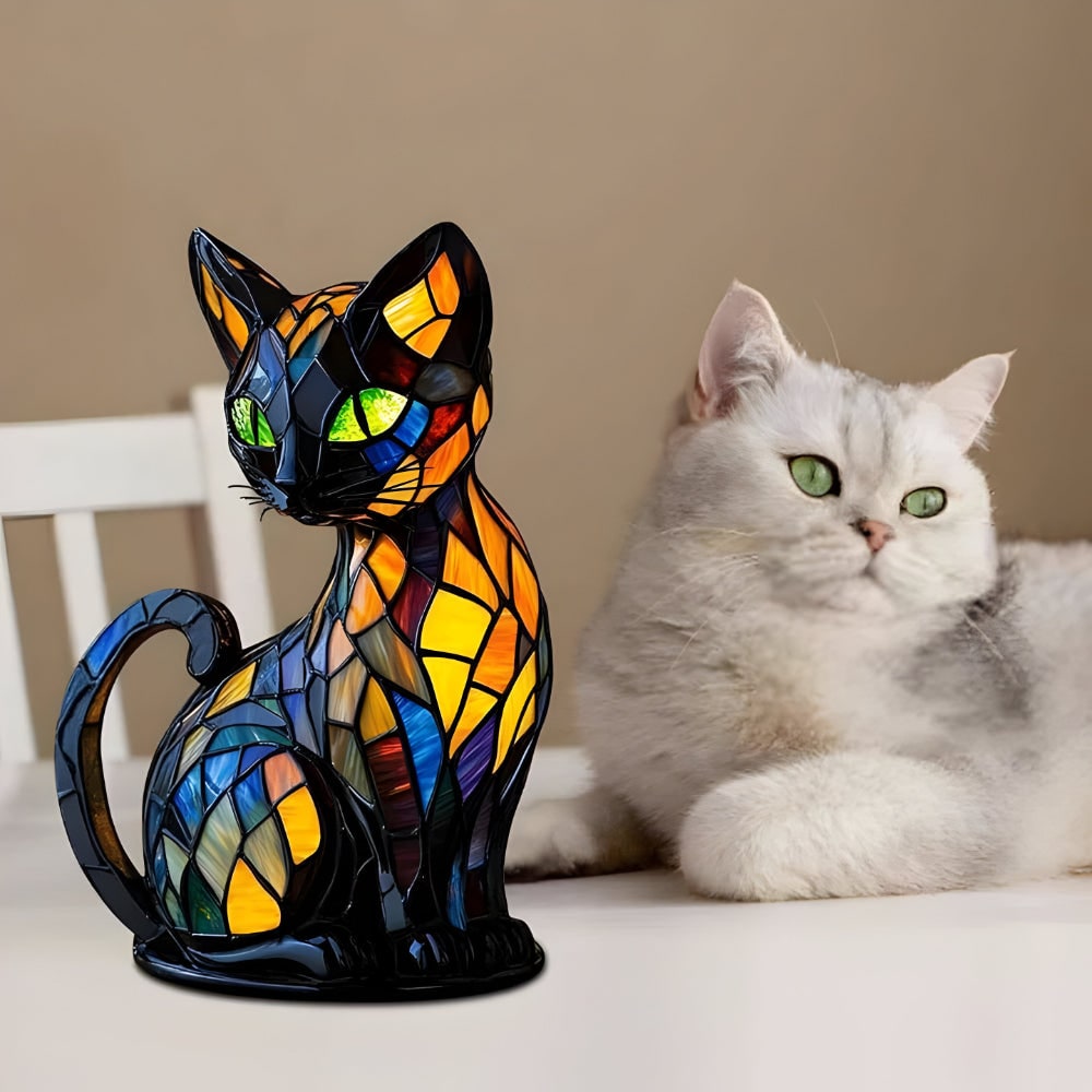 Bordslampa i färgat glas med kattmotiv, färgglatt mosaikmönster, mjukt varmt sken