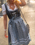 Set da donna con abito tradizionale bavarese Dirndl e grembiule per festival
