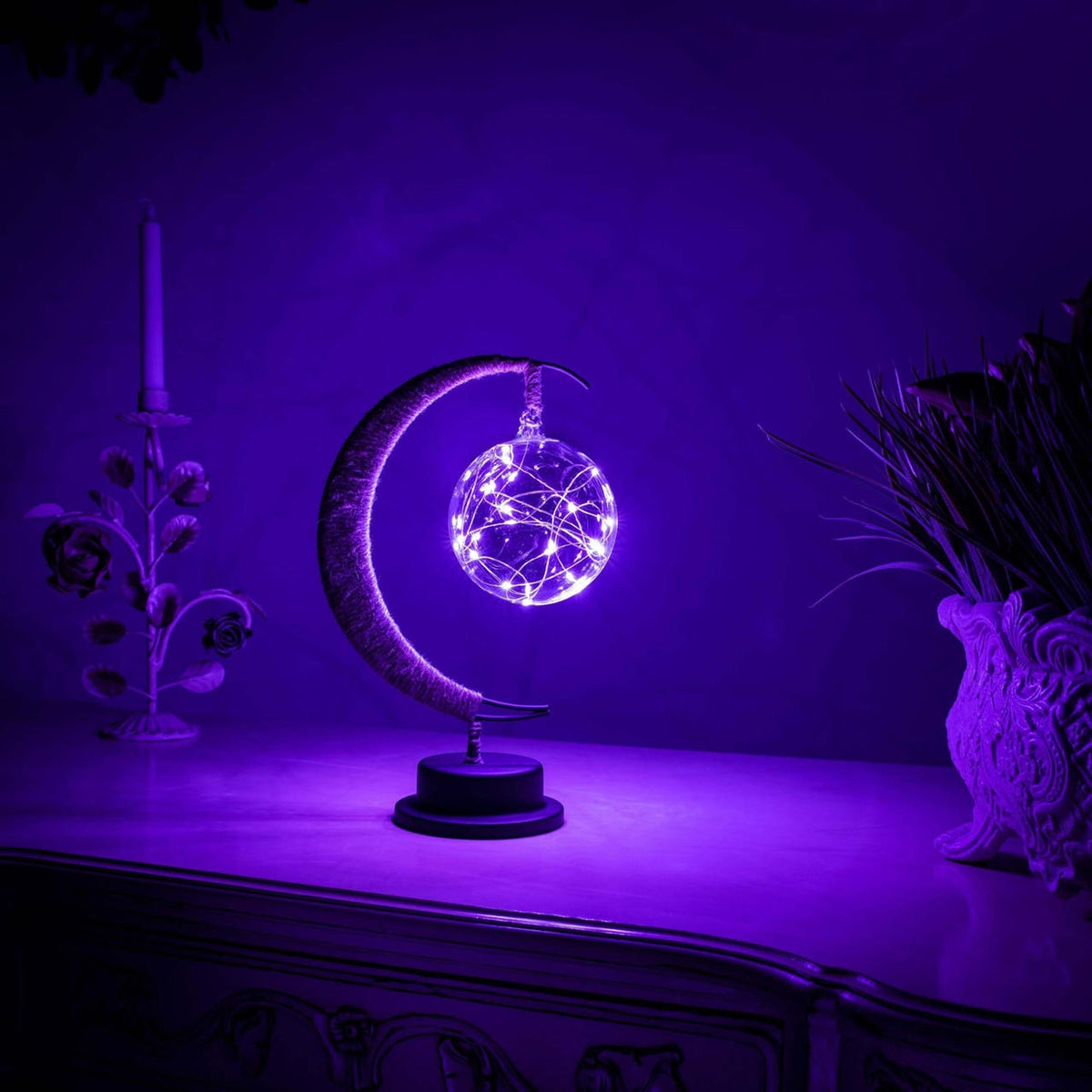 Dekorativ bordlampe med stemningsfuldt måneskær og blødt, lysende design