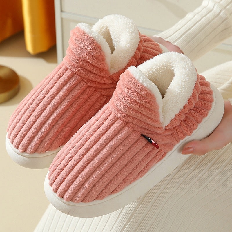 Chinelos de quarto aconchegantes, forrados a lã polar e com interior almofadado e confortável