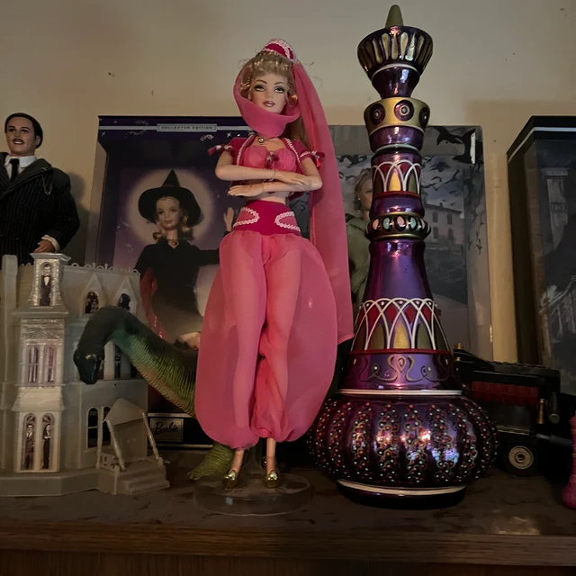 Skulptur av flaskan från I Dream of Jeannie, lila spegelfinish