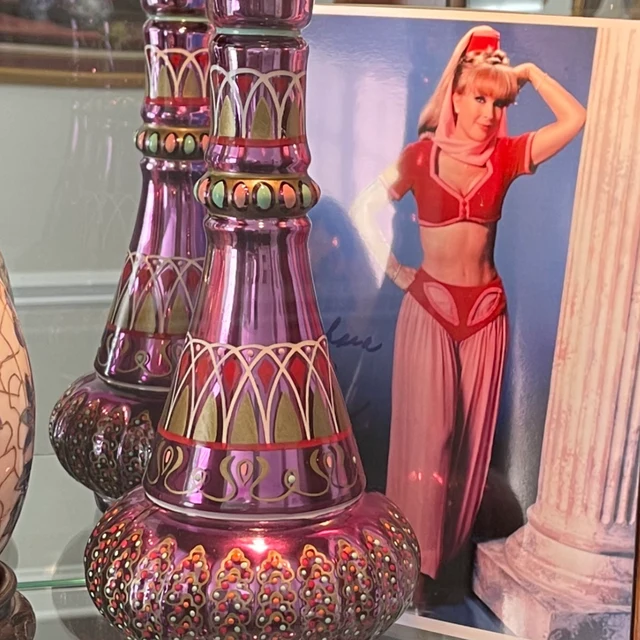 Skulptur av flaskan från I Dream of Jeannie, lila spegelfinish