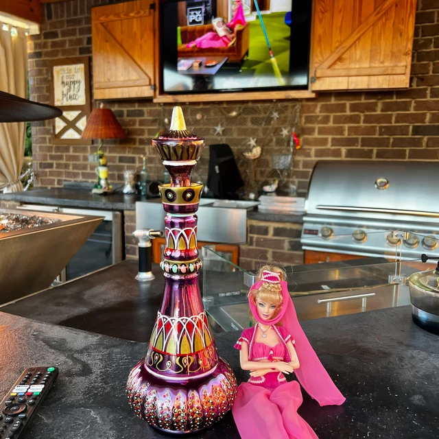 Skulptur av flaskan från I Dream of Jeannie, lila spegelfinish