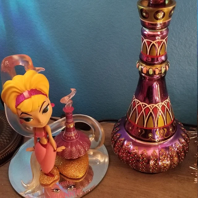 Skulptur av flaskan från I Dream of Jeannie, lila spegelfinish