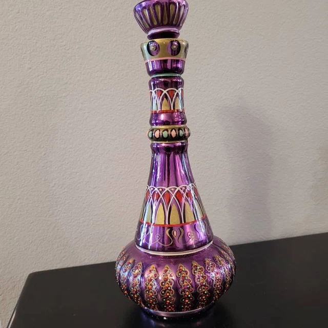 Skulptur av flaskan från I Dream of Jeannie, lila spegelfinish