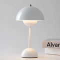 Lampada da tavolo scandinava NordicNest con luminosità regolabile