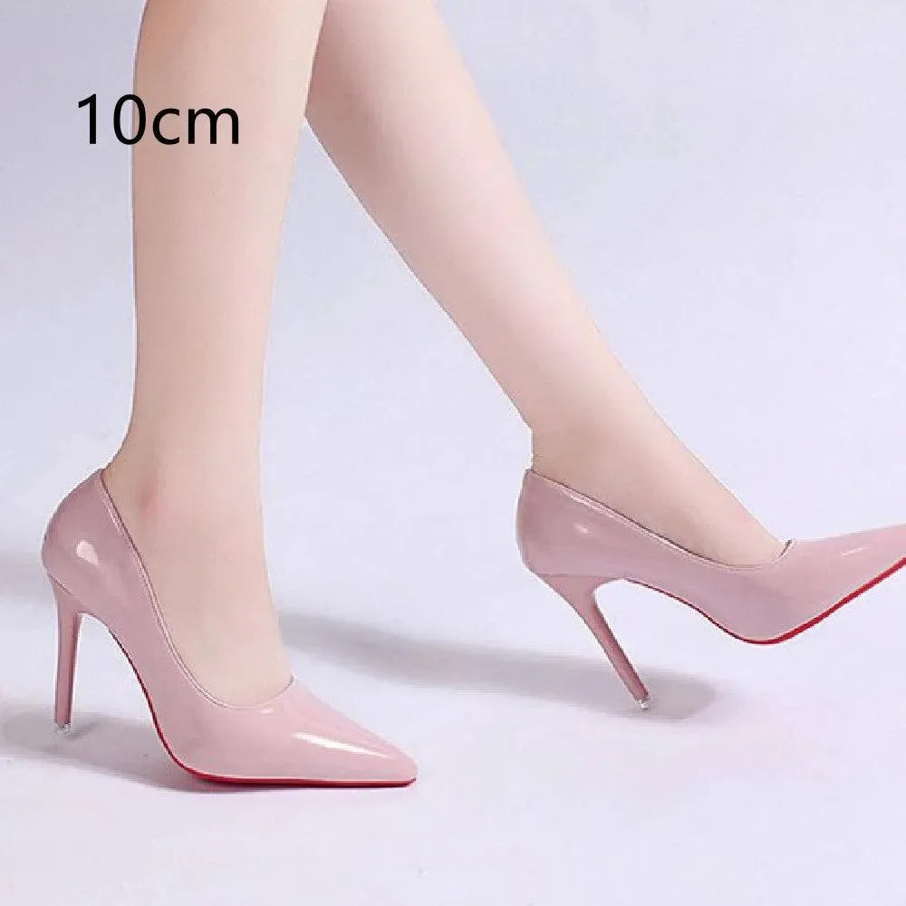 Décolleté da donna con punta affusolata, tacco alto e plateau