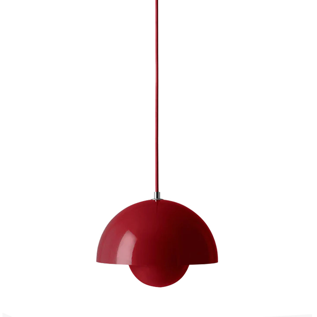 Minimalistische hangende plafondlamp met strakke lijnen en gelijkmatige verlichting