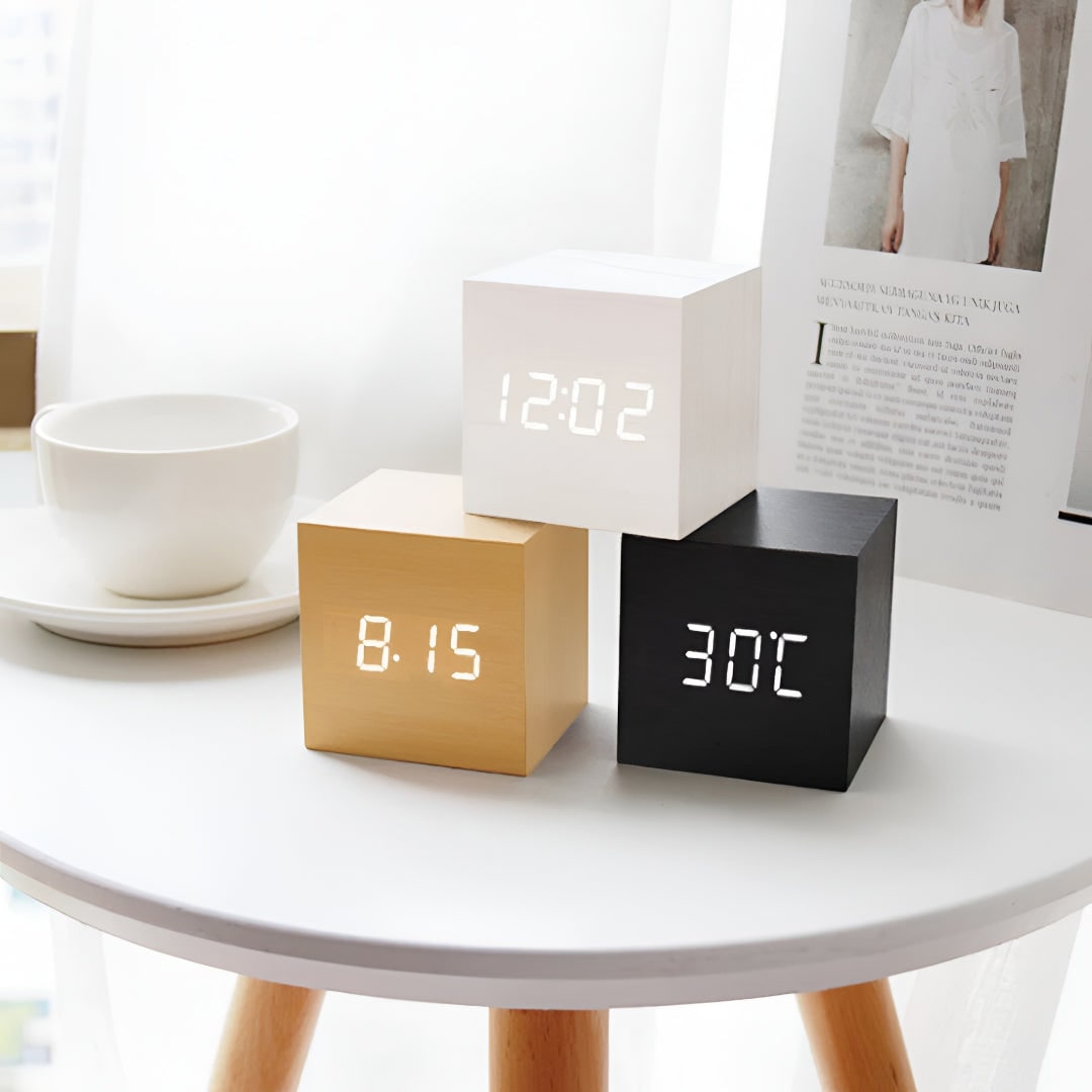 Digitale ledwekker in kubusvorm met houtnerfdesign, temperatuur- en tijdweergave