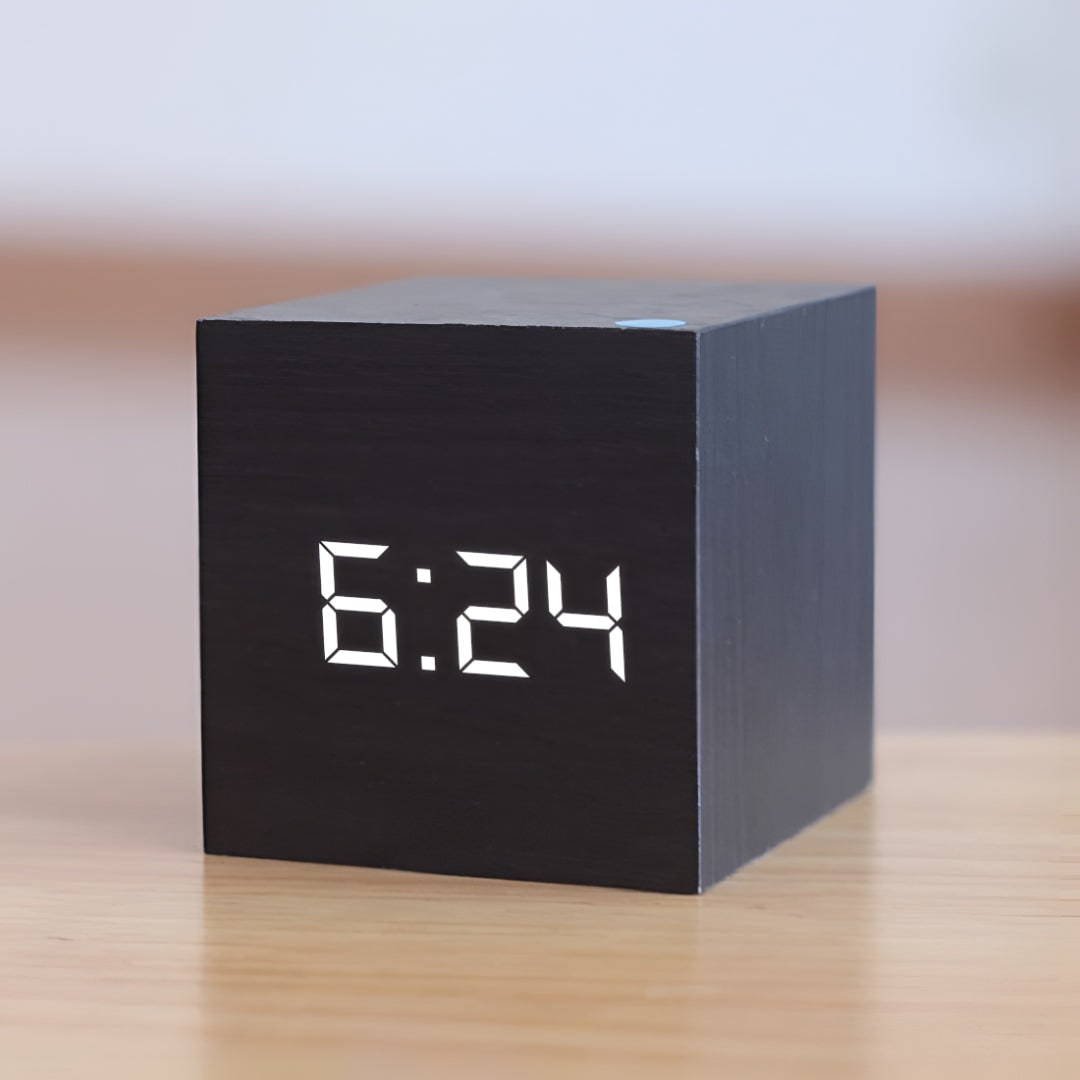 Digitale ledwekker in kubusvorm met houtnerfdesign, temperatuur- en tijdweergave