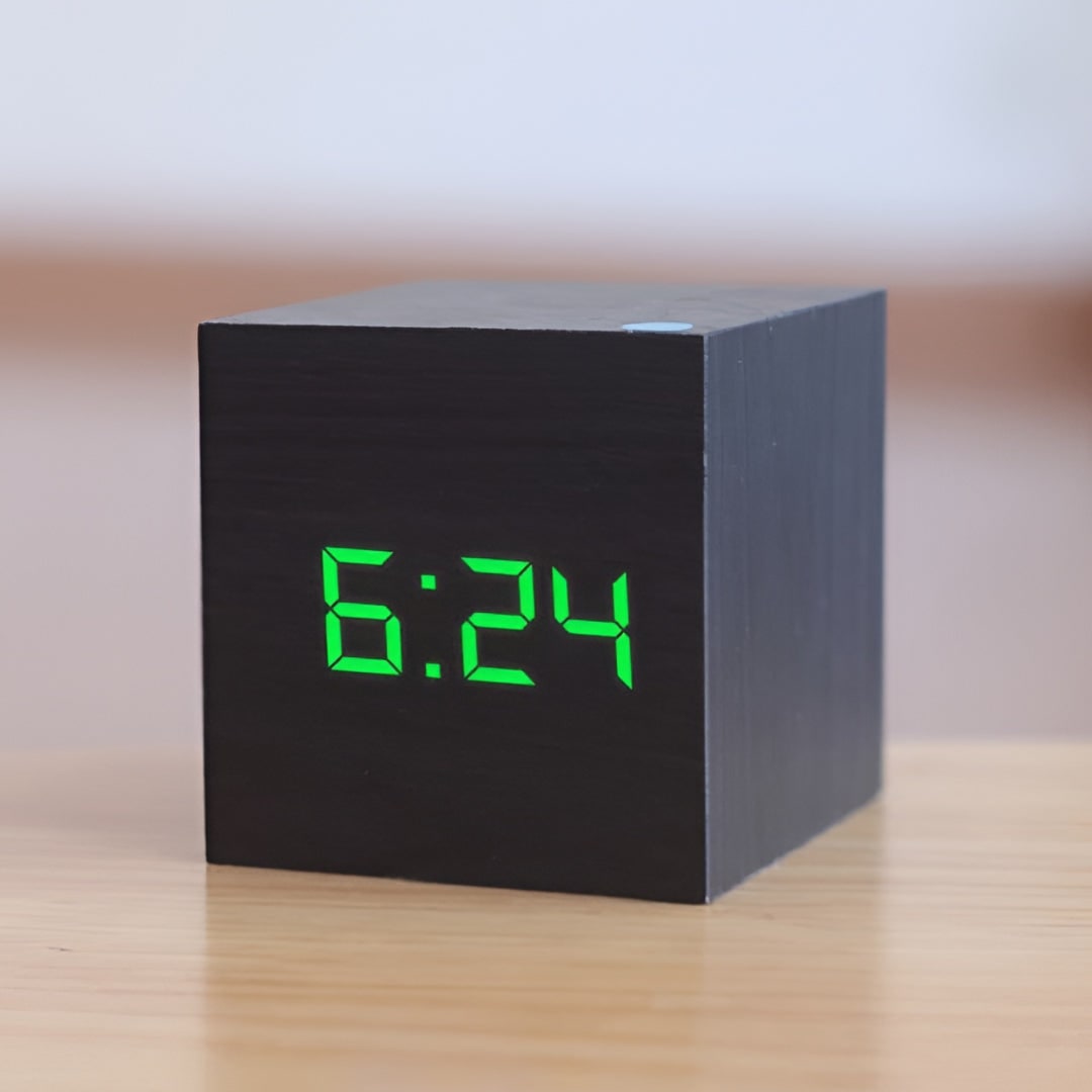 Digitale ledwekker in kubusvorm met houtnerfdesign, temperatuur- en tijdweergave