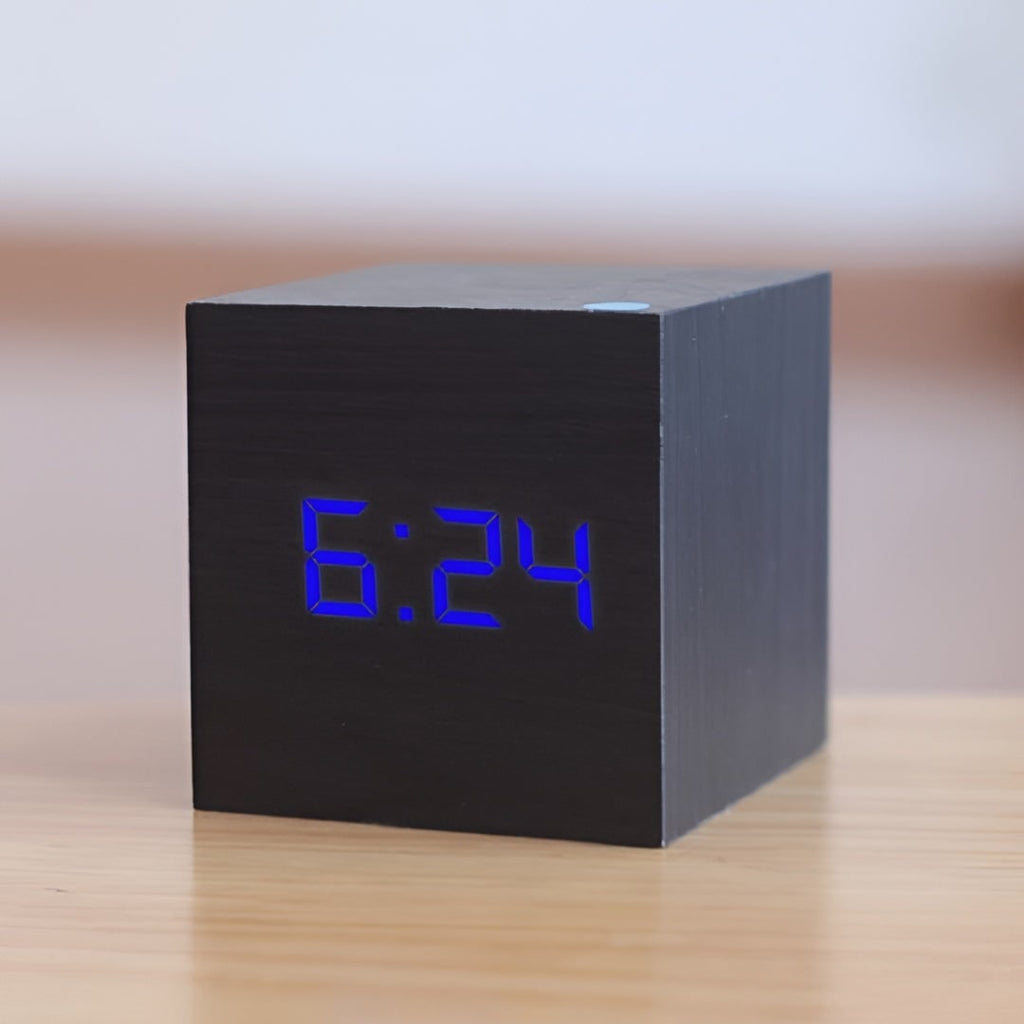 Digitale ledwekker in kubusvorm met houtnerfdesign, temperatuur- en tijdweergave