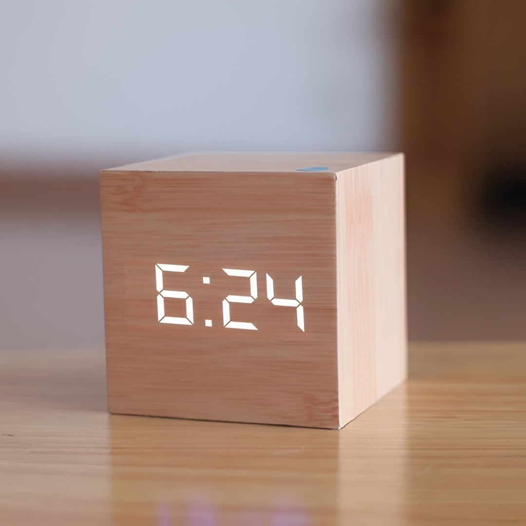 Digitale ledwekker in kubusvorm met houtnerfdesign, temperatuur- en tijdweergave