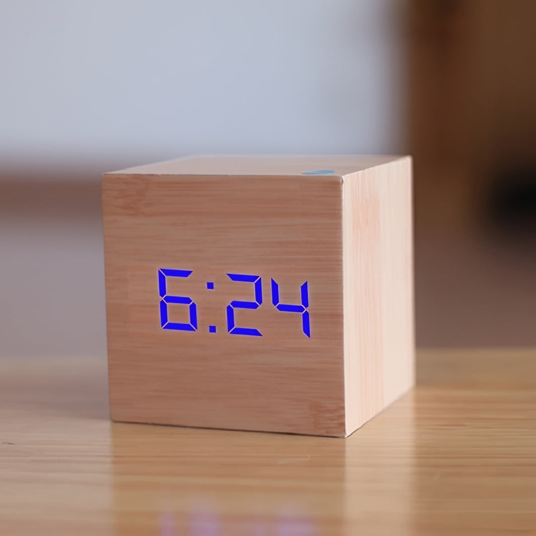 Digitale ledwekker in kubusvorm met houtnerfdesign, temperatuur- en tijdweergave